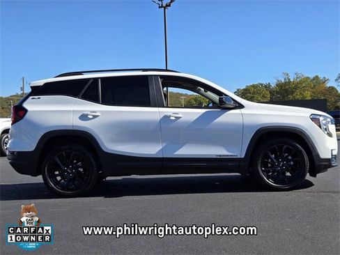 Used 2024 GMC Terrain SLE w/ Driver Convenience Package image 2