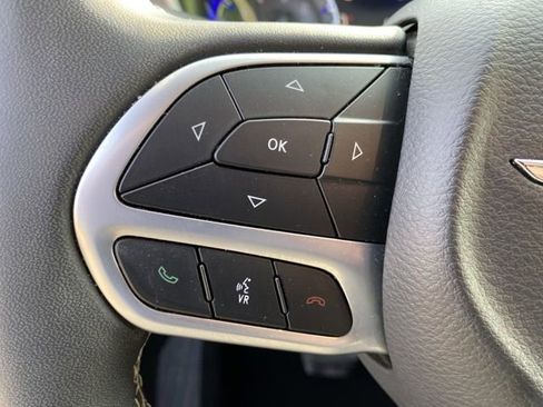 Used 2023 Chrysler Pacifica Touring-L image 18