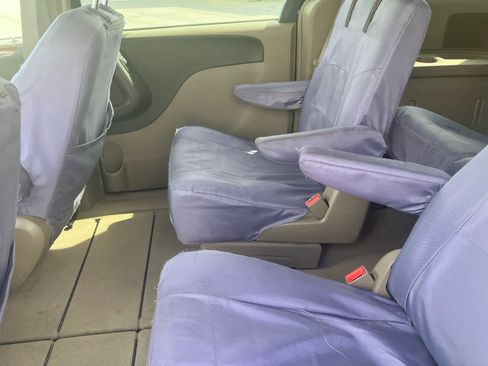 Used 2013 Chrysler Town & Country Touring FWD image 31