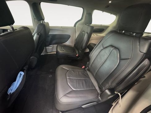 Used 2020 Chrysler Pacifica Touring-L FWD image 25