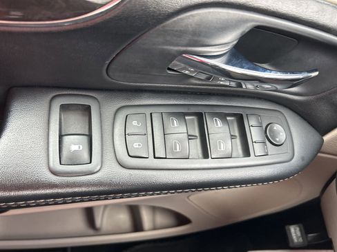 Used 2016 Chrysler Town & Country Touring-L image 26