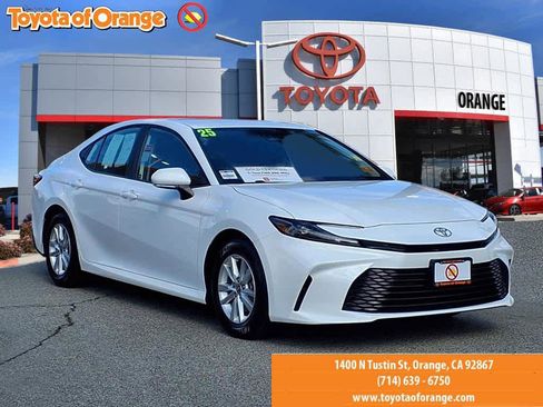 Certified 2025 Toyota Camry LE image 1