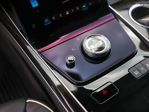 Certified 2025 Cadillac Escalade Premium Luxury AWD/4WD image 19