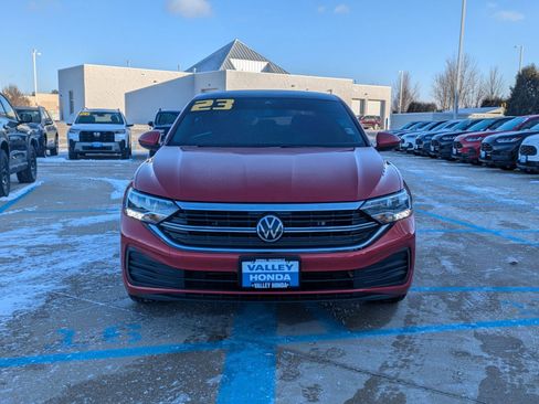 Used 2023 Volkswagen Jetta SE image 3