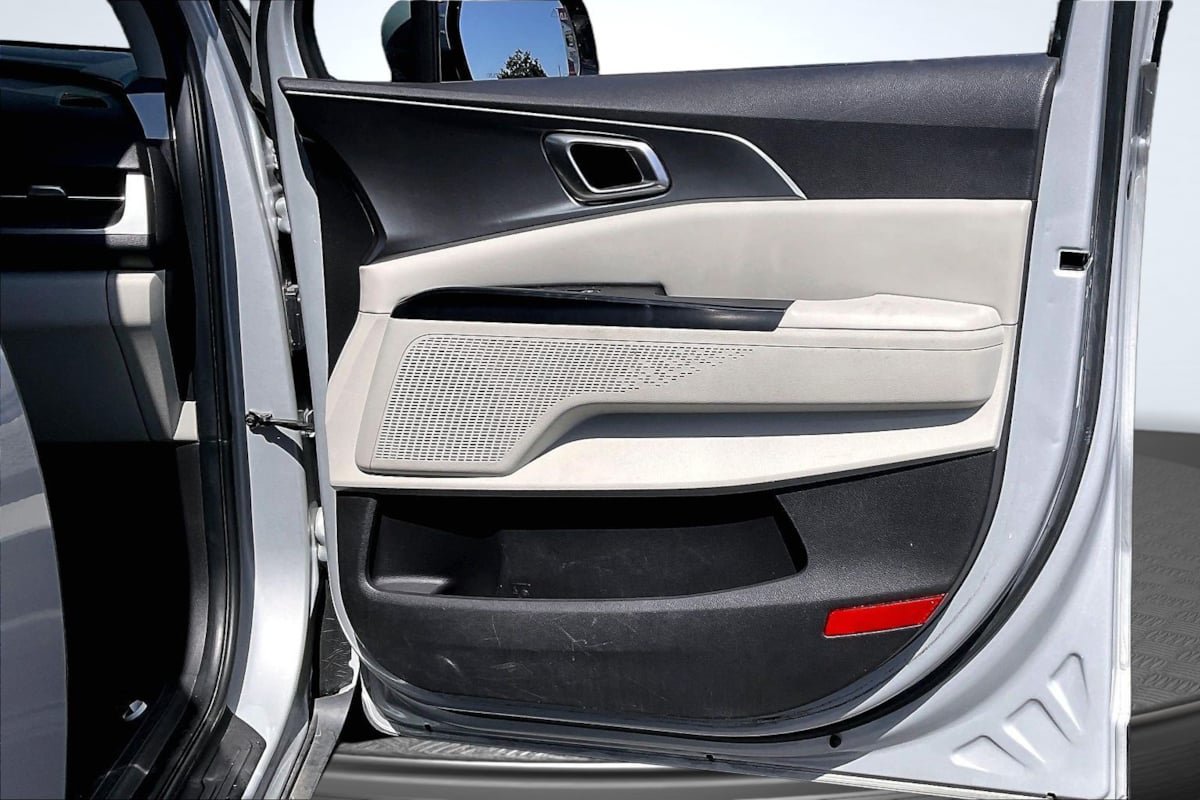 Used 2022 Kia Carnival LX FWD image 24