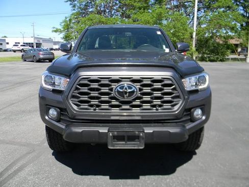 Used 2021 Toyota Tacoma TRD Off-Road w/ Technology Package AWD/4WD image 8