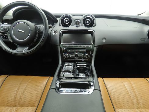 Used 2019 Jaguar XJ R-Sport image 13