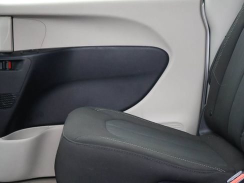 Used 2023 Chrysler Voyager LX FWD image 11