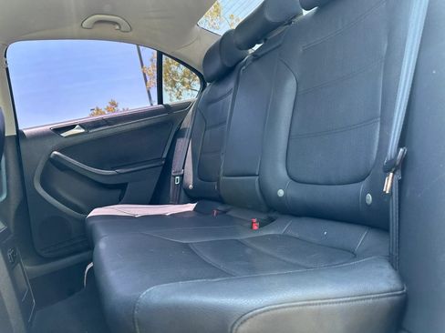 Used 2011 Volkswagen Jetta SE FWD image 12