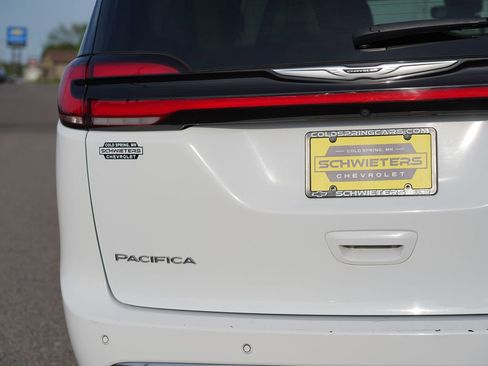 Used 2023 Chrysler Pacifica Touring-L FWD image 10