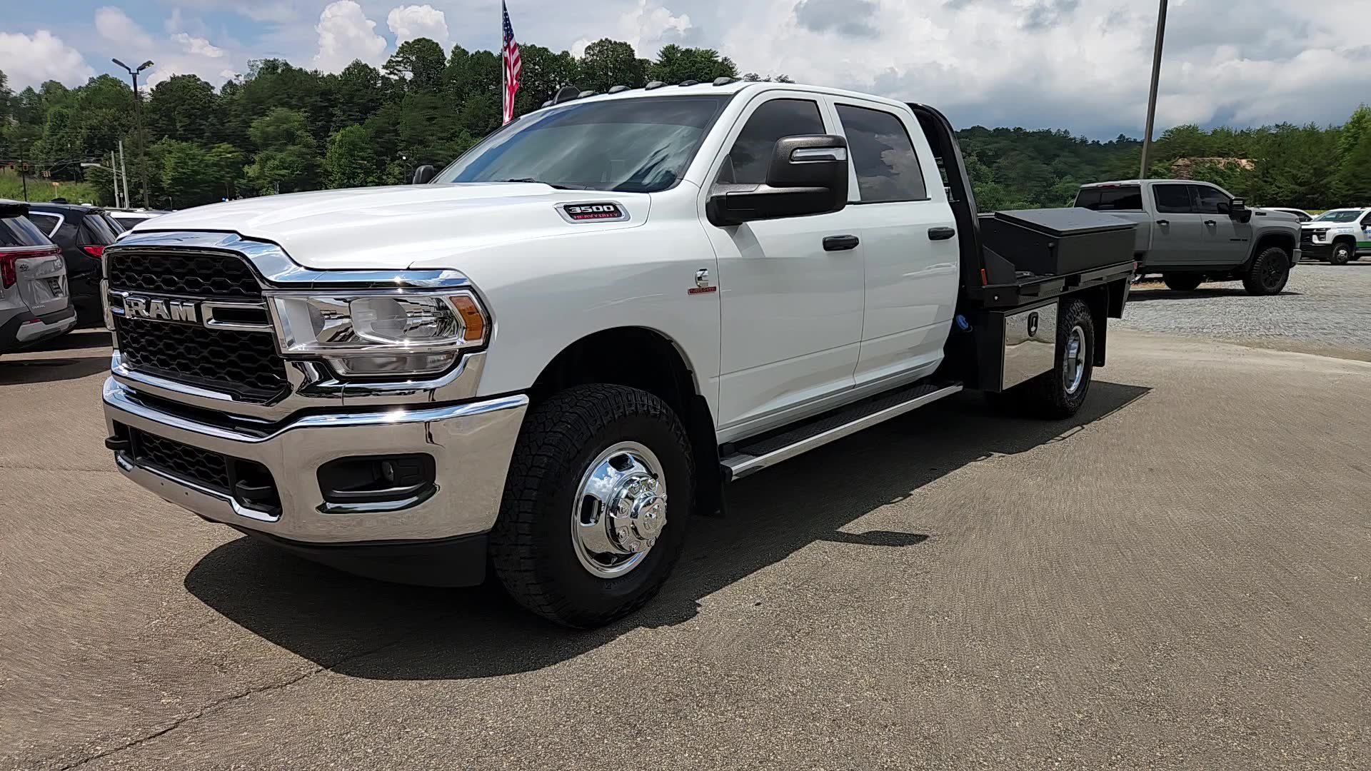 Used 2024 RAM 3500 Tradesman w/ Chrome Appearance Group AWD/4WD image 12