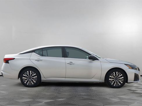 Used 2024 Nissan Altima 2.5 SV FWD image 4