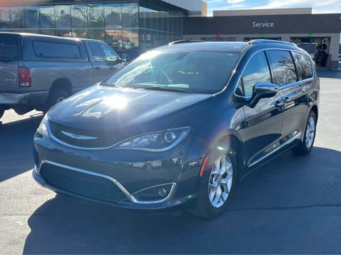 Used 2020 Chrysler Pacifica Limited image 2