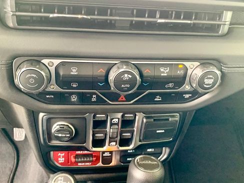 Used 2025 Jeep Gladiator Mojave AWD/4WD image 37