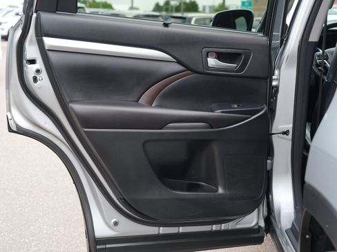 Used 2017 Toyota Highlander XLE AWD/4WD image 19