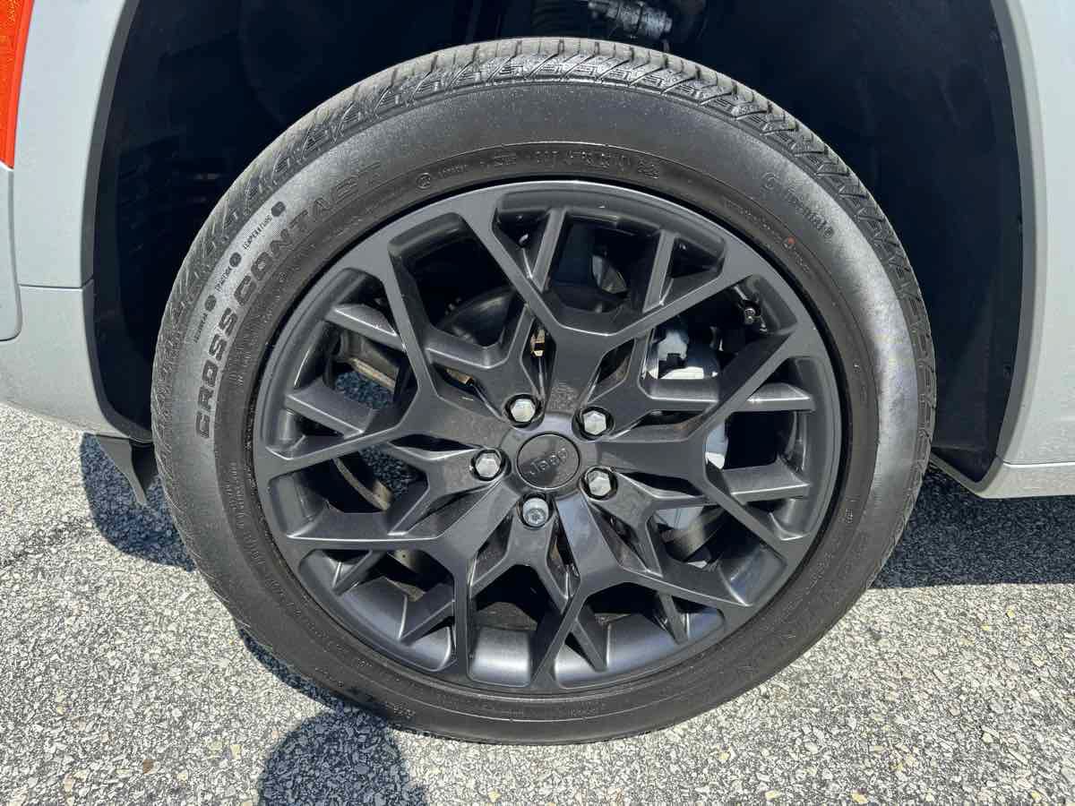 Used 2025 Jeep Grand Cherokee Summit AWD/4WD image 33