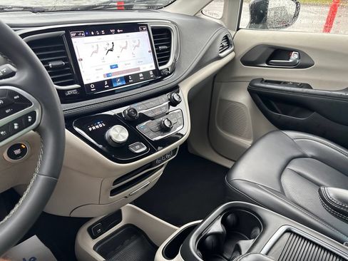 Used 2023 Chrysler Pacifica Touring-L FWD image 64