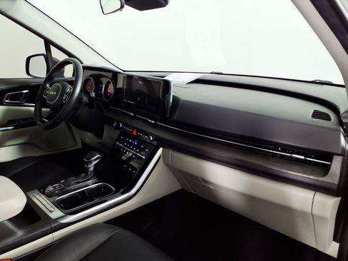 Used 2024 Kia Carnival EX FWD image 9