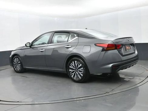 Used 2025 Nissan Altima 2.5 SV FWD image 9