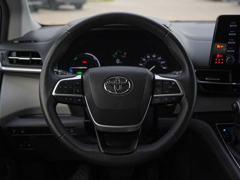 Used 2023 Toyota Sienna XLE image 16