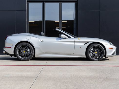 Used 2015 Ferrari California T RWD image 11