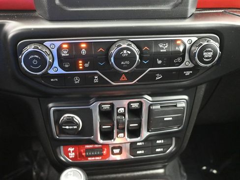 Used 2018 Jeep Wrangler Unlimited Rubicon w/ Cold Weather Group image 19