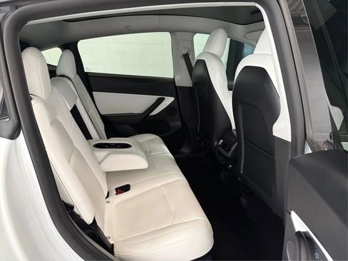 Used 2022 Tesla Model Y Long Range image 16