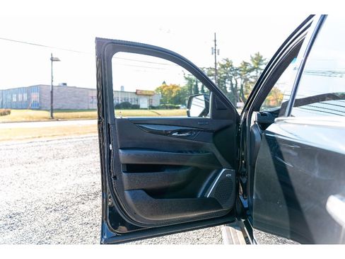Used 2018 Cadillac Escalade Platinum image 9