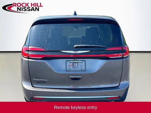Used 2023 Chrysler Pacifica Touring-L FWD image 6