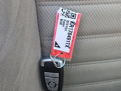 Used 2019 Ford Fusion SE FWD image 20