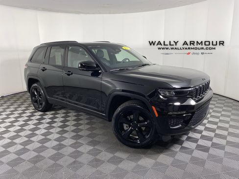 Used 2025 Jeep Grand Cherokee Limited w/ Black Appearance Package AWD/4WD image 1