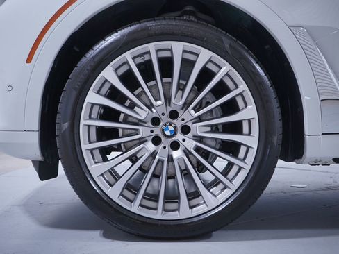 Used 2022 BMW X7 xDrive40i w/ Parking Assistance Package image 2