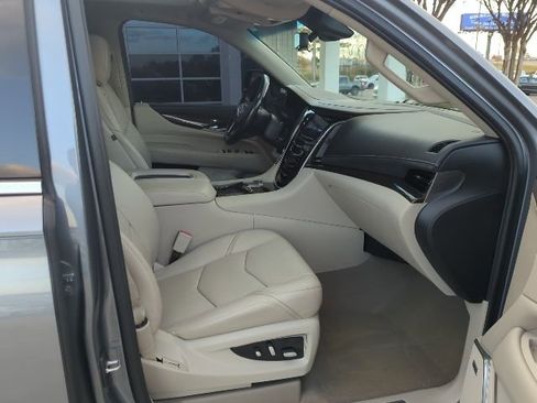 Used 2018 Cadillac Escalade Luxury image 20