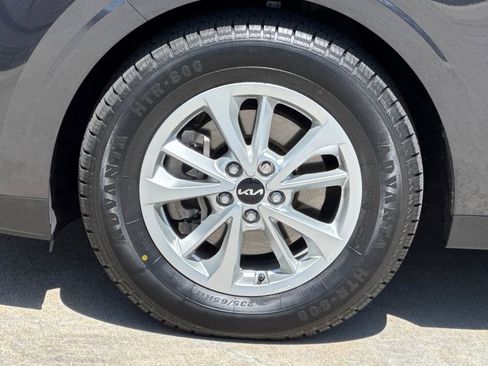 Used 2024 Kia Carnival LX FWD image 33
