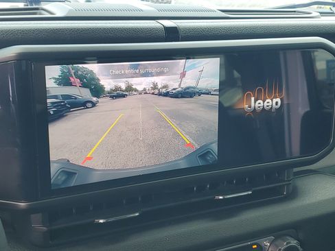 Used 2024 Jeep Gladiator Sport AWD/4WD image 19