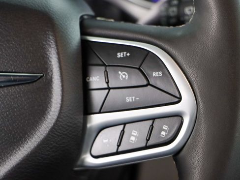 Used 2023 Chrysler Pacifica Touring-L image 14