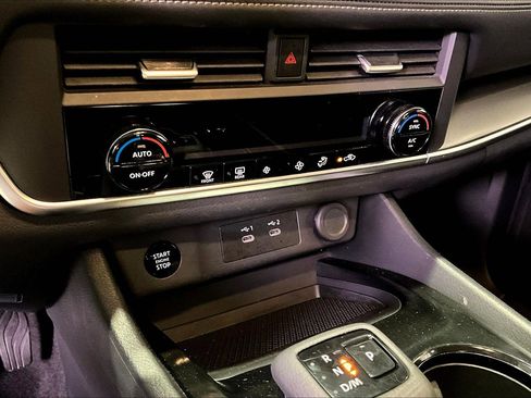 Used 2025 Nissan Rogue SV image 15