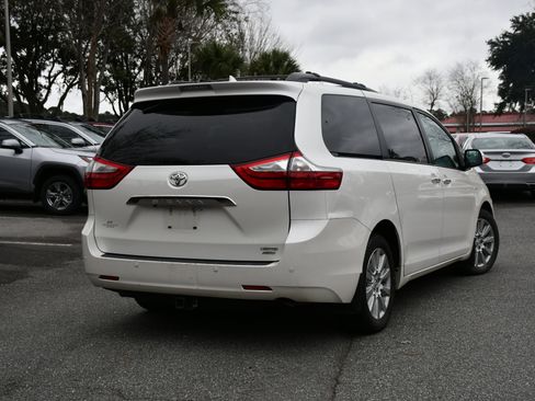 Used 2017 Toyota Sienna Limited Premium image 6