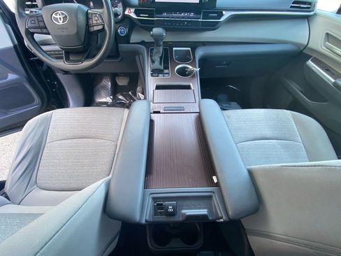 Used 2023 Toyota Sienna LE w/ LE Plus Package FWD image 6