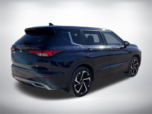 Used 2022 Mitsubishi Outlander SE image 5