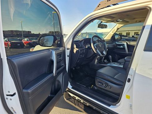 Used 2018 Toyota 4Runner SR5 Premium image 18