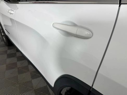 Used 2019 Jeep Cherokee Latitude Plus w/ Comfort/Convenience Group image 25