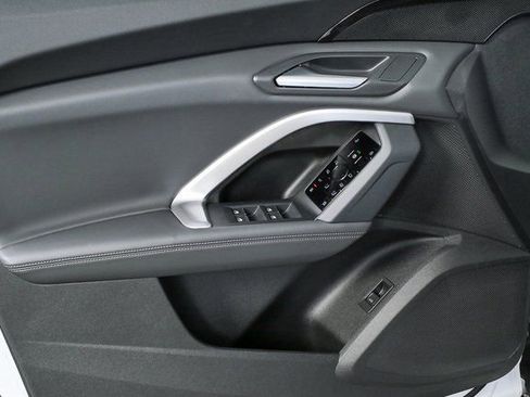 Used 2025 Audi Q5 Premium w/ Convenience Package image 6