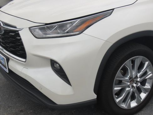 Used 2020 Toyota Highlander Limited FWD image 3