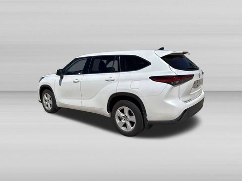 Used 2022 Toyota Highlander LE AWD/4WD image 8