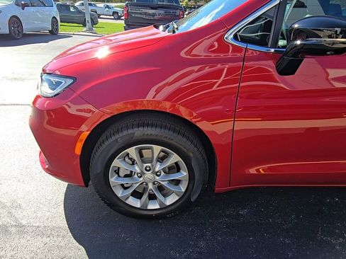 New 2026 Chrysler Pacifica Select image 13
