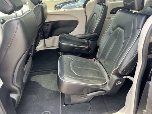 Used 2021 Chrysler Pacifica Limited AWD/4WD image 12
