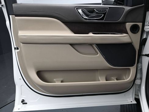 Used 2024 Lincoln Navigator Premiere AWD/4WD image 16
