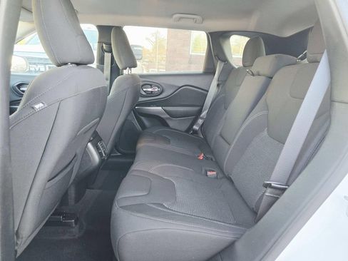 Used 2021 Jeep Cherokee Latitude image 12