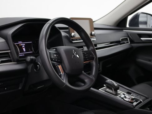 Used 2024 Mitsubishi Outlander ES FWD image 13